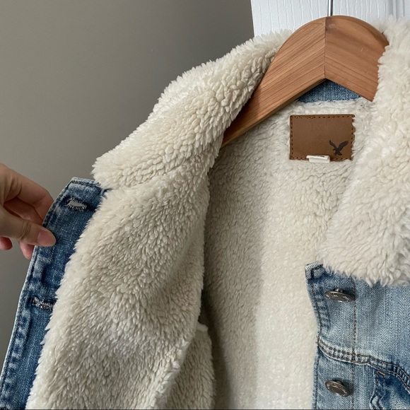 American Eagle fitted jean jacket with shearling collar - Picture 4 of 6
